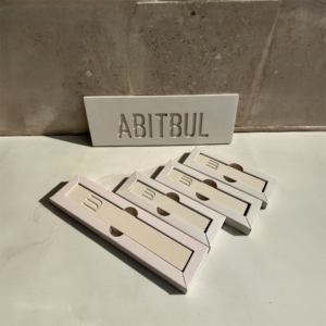 סט יוקרתי - שלט ובית מזוזה לכניסה לבית מבטון + 3 בתי מזוזות לחדרים.