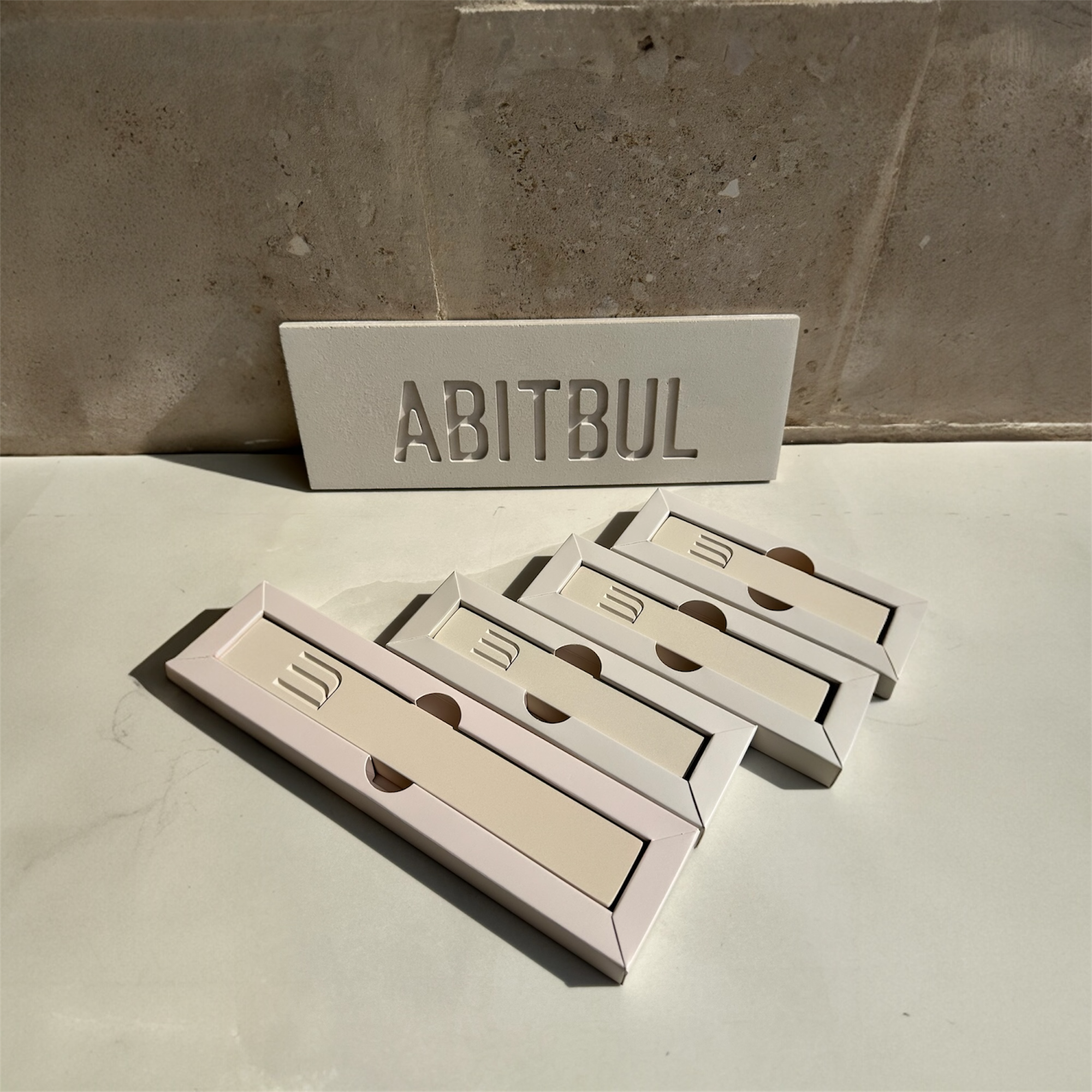 סט יוקרתי - שלט ובית מזוזה לכניסה לבית מבטון + 3 בתי מזוזות לחדרים.