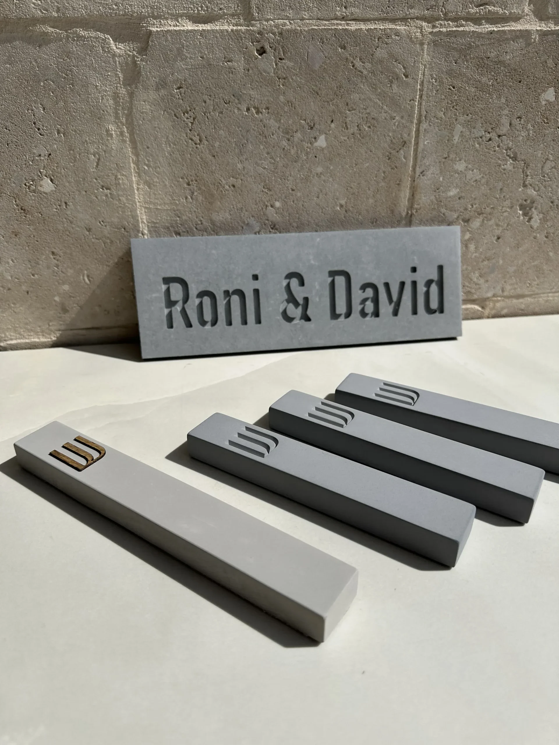 סט יוקרתי - שלט ובית מזוזה לכניסה לבית מבטון + 3 בתי מזוזות לחדרים.