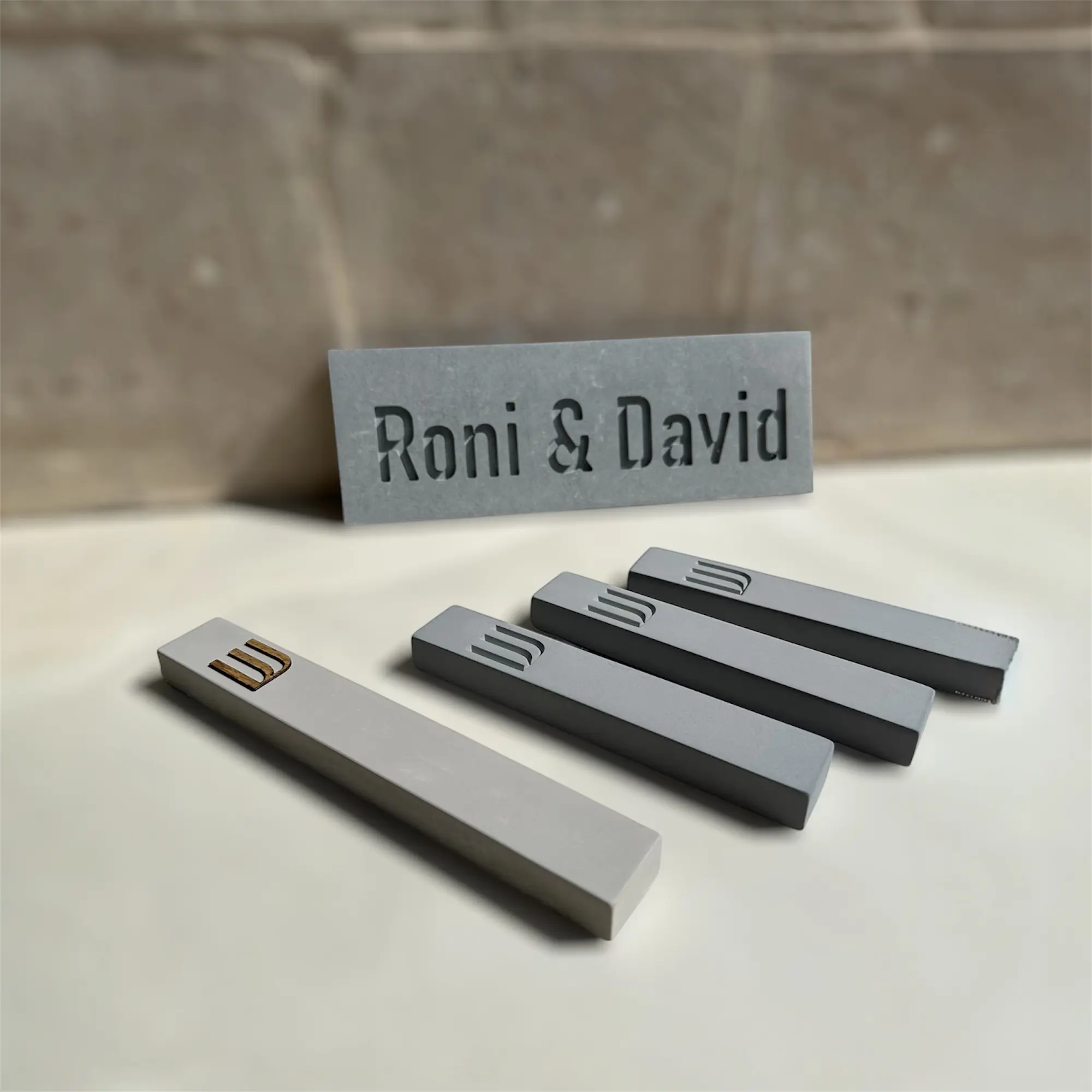 סט יוקרתי - שלט ובית מזוזה לכניסה לבית מבטון + 3 בתי מזוזות לחדרים.