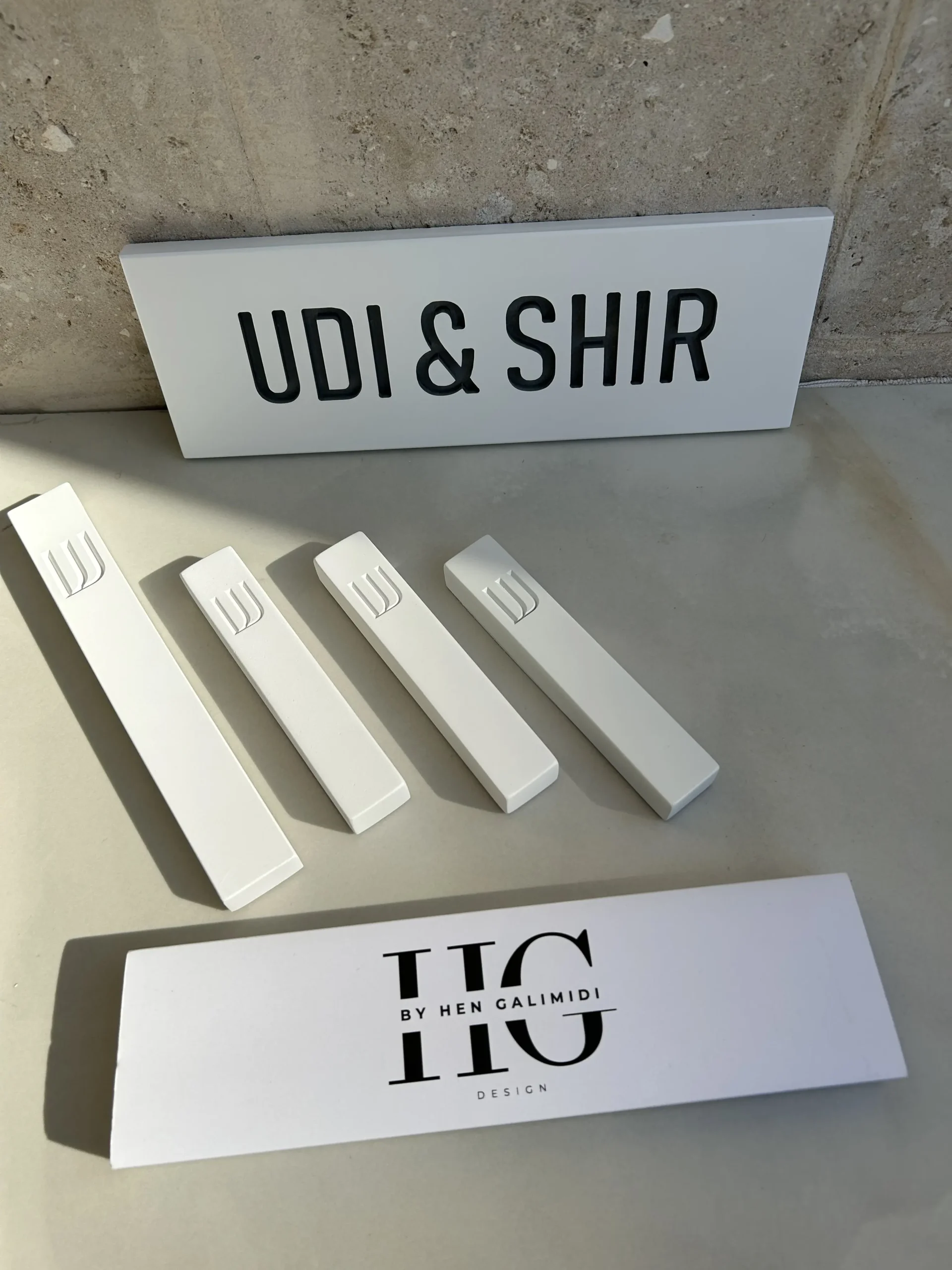 סט יוקרתי - שלט לבן ובתי מזוזה מבטון