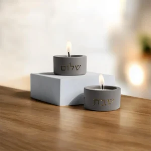 זוג פמוטים מבטון אפור עם כיתוב זהב- שבת שלום